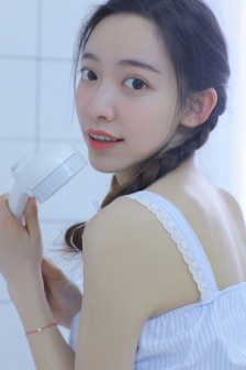 被十几个男人扒开腿猛戳图片